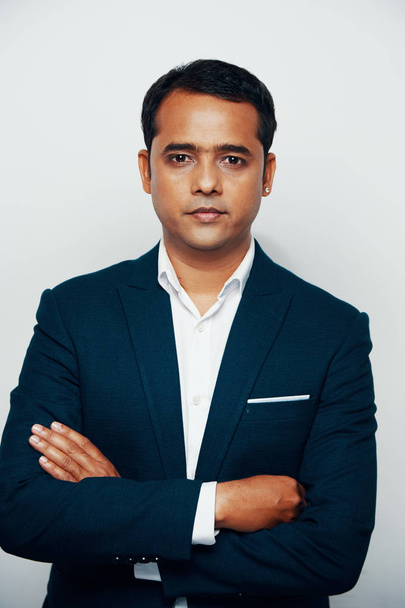 Retrato de empresário indiano confiante de pé cruzado sobre fundo branco
 - Foto, Imagem