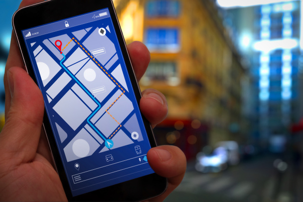 Крупним планом Турист використовує навігацію GPS-картою на екрані додатків смартфона для вказівки адреси призначення в місті з концепцією подорожей і технологій
.      - Фото, зображення