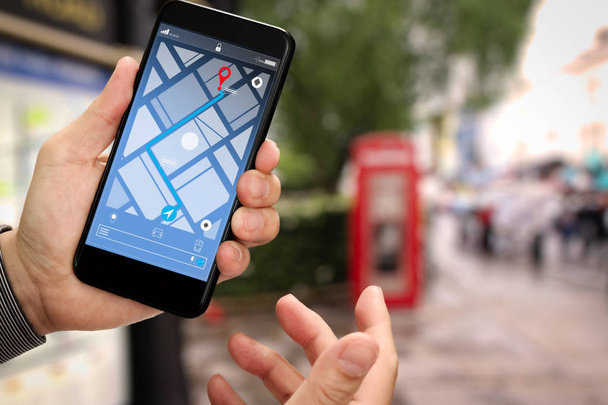 Close-up de Turista usando GPS mapa de navegação na tela do aplicativo smartphone para direção para o endereço de destino na cidade com conceito de viagens e tecnologia
.      - Foto, Imagem