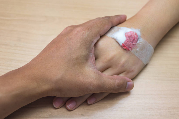 Trzymając rękę pacjenta z Iv sex w szpitalu, wyświetlone opieki i miłości. - Zdjęcie, obraz