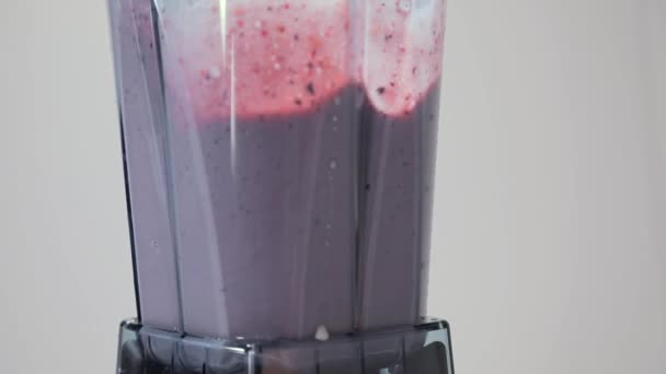 Overvloeimodus berry milkshake. Deel 03. Ingrediënten voor berry smoothie in de blender te mengen. - Video