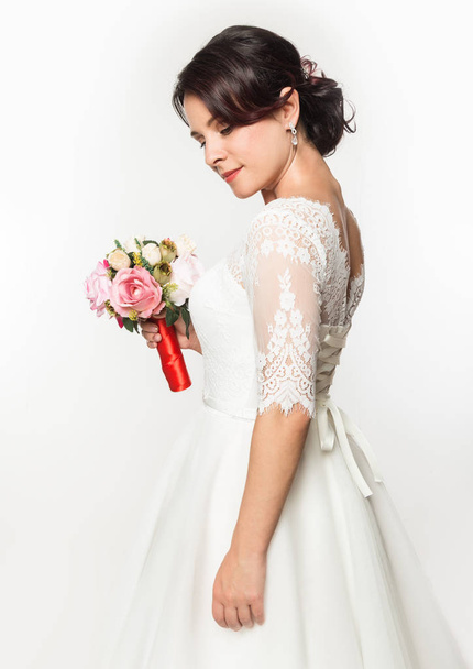 elegant bride with beautiful wedding bouquet in a hands. wedding make-up and hairstyle concept - Foto, immagini