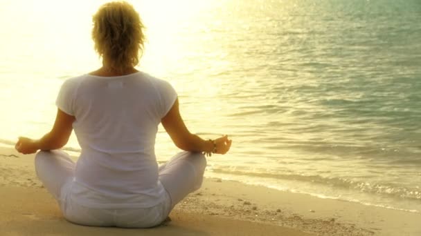 vyrovnaná mladá žena relaxační s jógou na krásné tropické pláži - Záběry, video