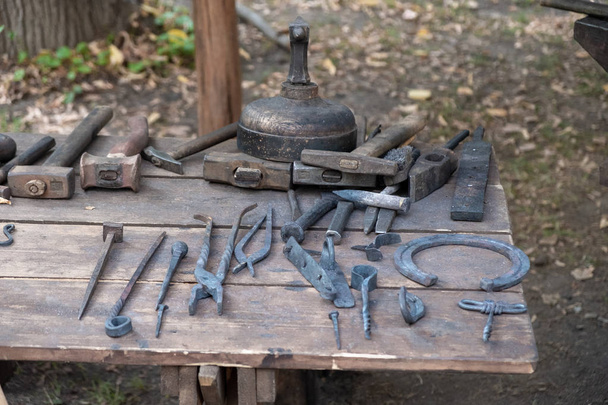 Conjunto de herramientas antiguas para la forja de metal
.  - Foto, Imagen