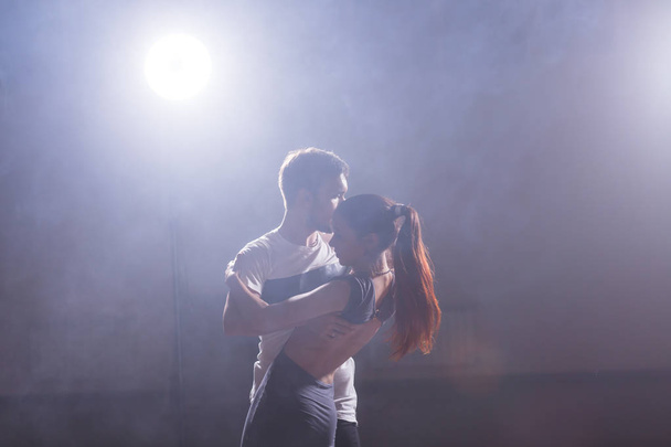 Jeune couple dansant danse latine Bachata, merengue, salsa. Deux poses d'élégance en cours de danse
 - Photo, image
