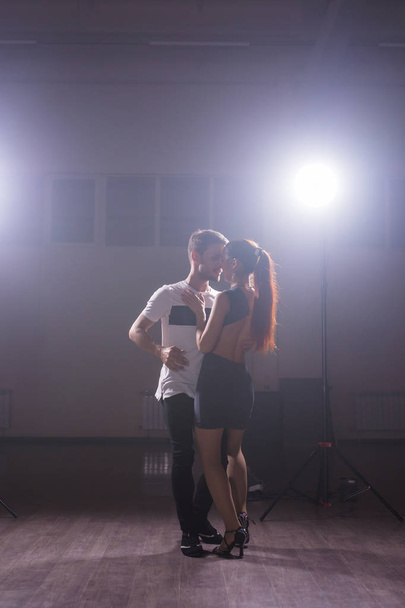 Молодая влюбленная пара танцует социальный данс кизомба или бачата
 - Фото, изображение