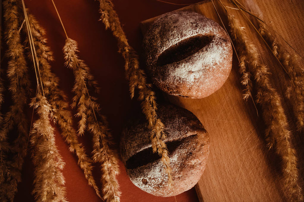 Pan de centeno con harina y espiguillas
 - Foto, imagen