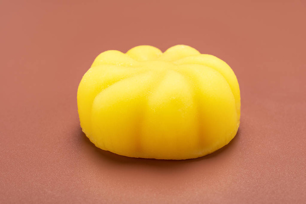 couleur jaune style moderne chinois mooncake pour célébrer le Jour de l'automne moyen
 - Photo, image
