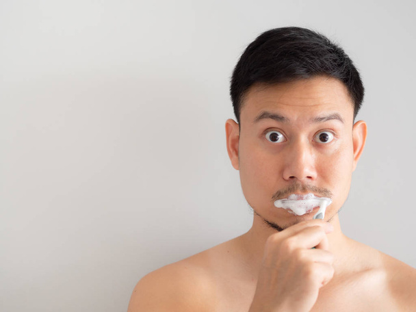 Funny face Asian man brush his teeth with foam over his face. - Fotografie, Obrázek