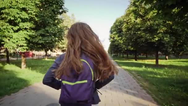 A lány fut egy iskola táska - Felvétel, videó
