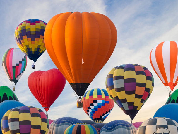 Des montgolfières colorées volent au Singh Park à Chiang Rai, Thaïlande
. - Photo, image