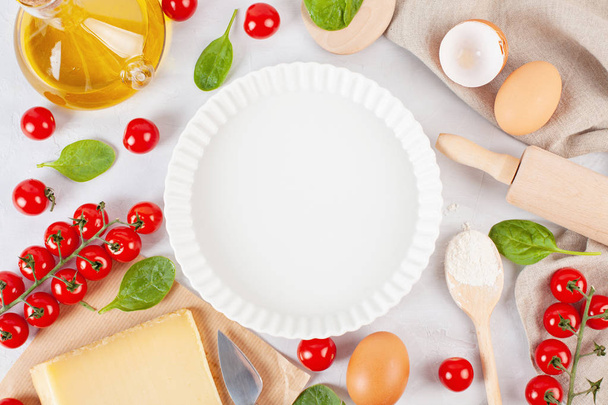 Taze gıda katkı maddeleri ve mutfak eşyaları pizza veya tuzlu tart yapma için - Fotoğraf, Görsel