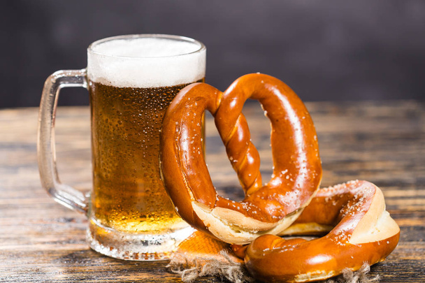 Jedzenie i picie koncepcja - szklanka do piwa z niemieckiego precel - Zdjęcie, obraz
