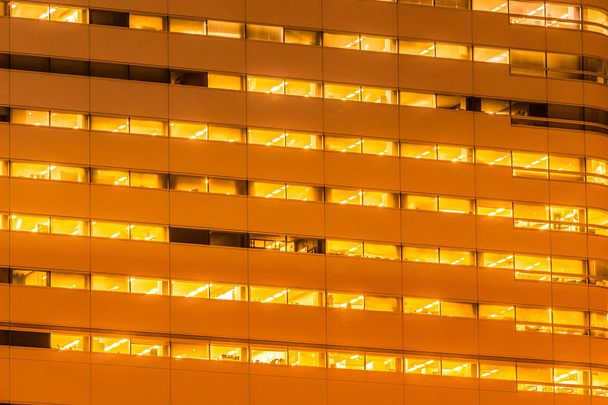 Kaunis ulkoa rakennus ja arkkitehtuuri rakennuksen ikkuna ja valo kuvio yöllä
 - Valokuva, kuva