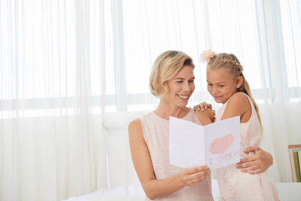 щаслива жінка читає листівку від дочки
 - Фото, зображення