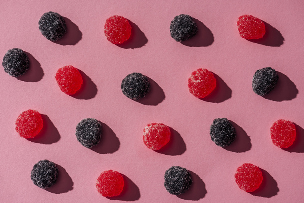 serie di caramelle di gelatina in forma di lamponi su rosa
 - Foto, immagini
