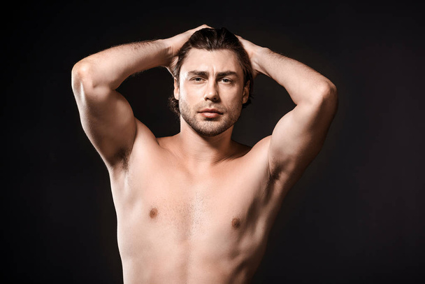 portrait of handsome shirtless man looking at camera isolated on black - Foto, Imagen