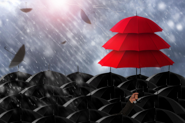 Страховой агент держит красный зонтик три слоя, чтобы защитить жизнь, здоровье, сбережения, инвестиции и несчастный случай, страховая концепция
. - Фото, изображение