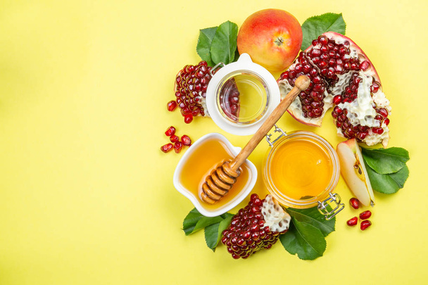 Rosh hashana jewish holiday concept - apples, honey, pomegranate - 写真・画像