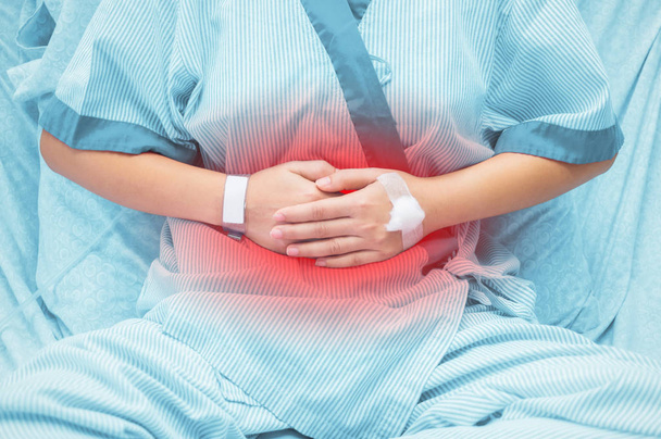 Γυναίκα ασθενής στομαχικός πόνος στο δωμάτιο σε νοσοκομείο. - Φωτογραφία, εικόνα