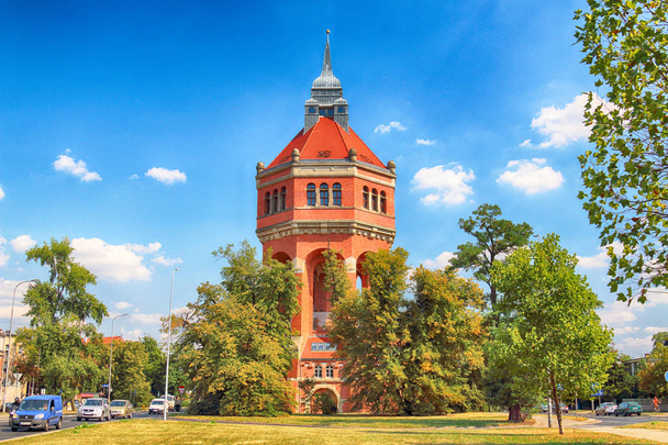 WROCLAW, POLAND - AUGUST 18, 2018: The water tower at Sudecka Street in Wroclaw, 63 meters high, designed by Karl Klimm. Built 1904-1905, situated in Borek, the district of Krzyki, Wroclaw, Poland. - Foto, Imagem