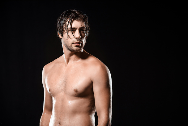 portrait of pensive shirtless man with wet hair looking away isolated on black - Fotoğraf, Görsel