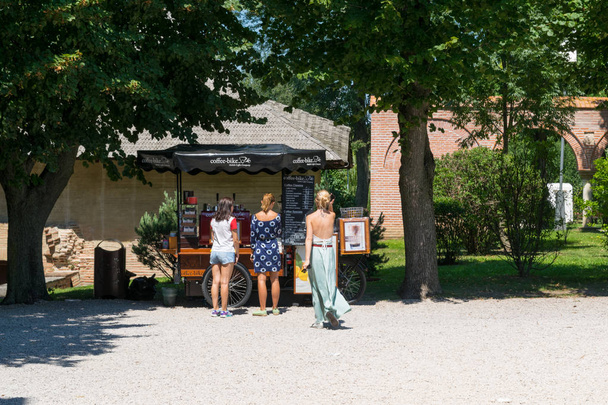 Mogosoaia, Romania - August 05, 2018: girls buying coffee at a coffeebike in outdoors at Mogosoaia Palace near Bucharest, Romania - Photo, image