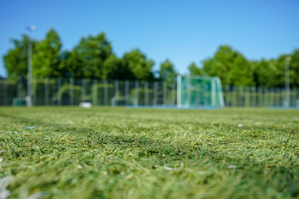 футбол или футбольное поле с зеленым лугом
 - Фото, изображение