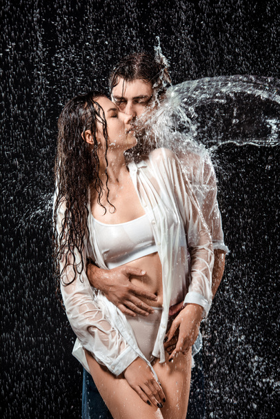 retrato de pareja seductora hinchada con agua aislada sobre negro
 - Foto, Imagen