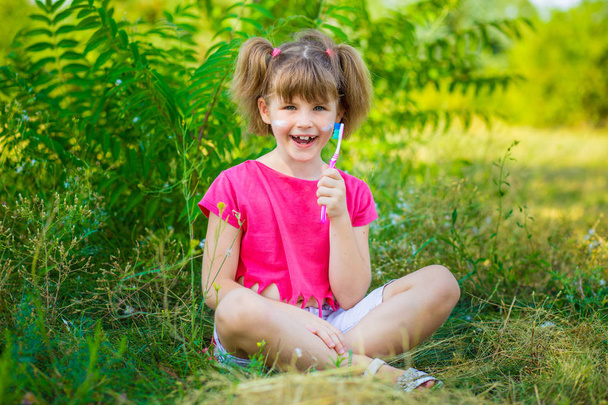 glückliches kleines Mädchen beim Zähneputzen. Zahnhygiene. Gesundes Konzept - Foto, Bild