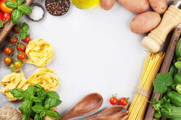 frische Gartentomaten, Gurken und Pasta auf dem Kochtisch. Ansicht von oben mit Platz für Ihren Text - Foto, Bild