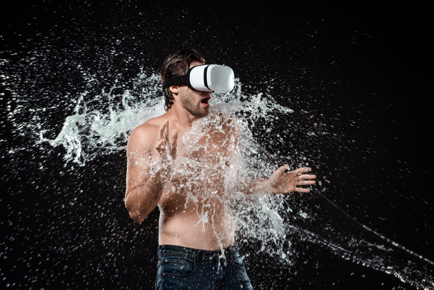 shirtless chlap ve vr headsetu vypláchla vodou izolované na černém pozadí - Fotografie, Obrázek