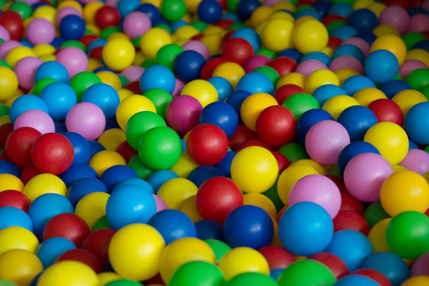 Oyun Odası, topu topraklarda, topu arazi desen duvar kağıdı oynarken küçük renkli topları ile dolu bir kutu - Fotoğraf, Görsel