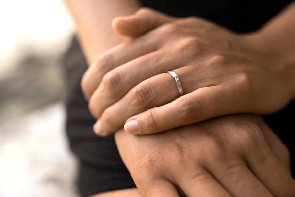 anillo de compromiso en las mujeres mano después de la propuesta de boda
 - Foto, imagen
