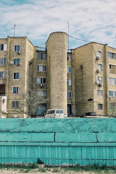 Актау / Казахстан - 28 квітня 2011: типовий блок, будівництво якого було що залишилися від комуністичної епохи в даний час сучасного міста пустелі - Фото, зображення