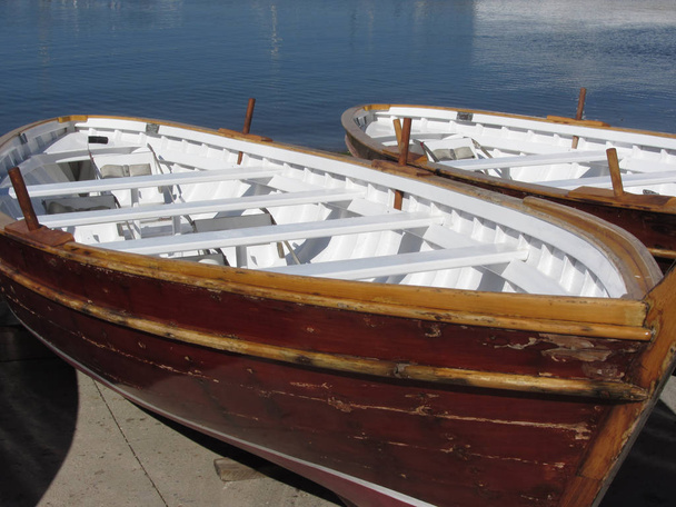古いヴィンテージの木製のボート メンテナンスのため乾ドックの上に立ちます。イタリア トスカーナ - 写真・画像