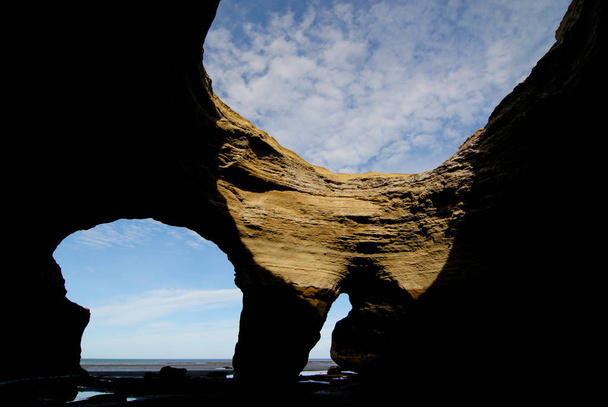 Cliff Barlang Patagóniában. A Monte Leon Nemzeti Park 2004 óta hazánk első kontinentális tengeri parkja. - Fotó, kép