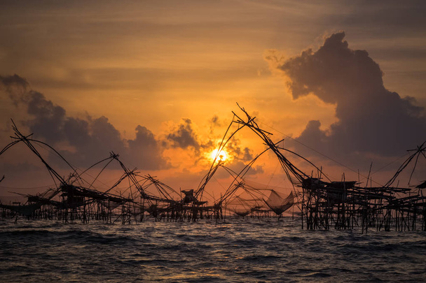 Paesaggio del villaggio di pescatori in Thailandia con una serie di strumenti di pesca chiamati "Yok Yor", strumenti di pesca tradizionali della Thailandia che hanno fatto forma di bambù e rete da pesca. Può essere trovato nella zona meridionale della Thailandia
. - Foto, immagini