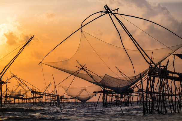 Paesaggio del villaggio di pescatori in Thailandia con una serie di strumenti di pesca chiamati "Yok Yor", strumenti di pesca tradizionali della Thailandia che hanno fatto forma di bambù e rete da pesca. Può essere trovato nella zona meridionale della Thailandia
. - Foto, immagini