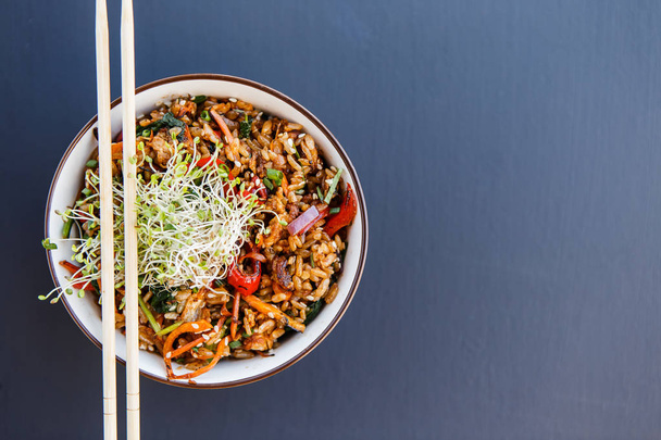 Prato de arroz vegetal wok
 - Foto, Imagem