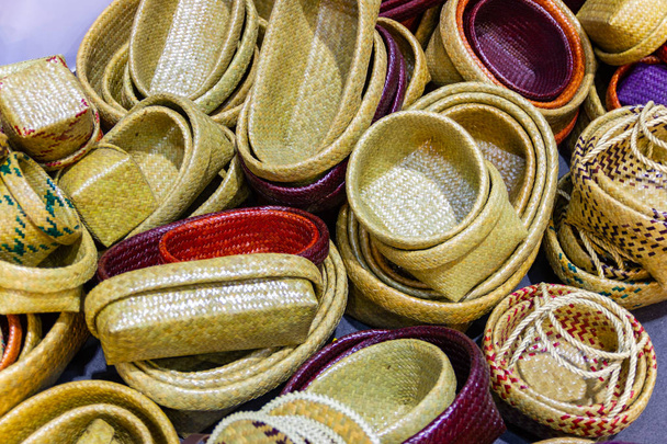 Comunidade Produtos Tecelagem Uma cesta de vime cesta, produtos de cesta de frutas Por Handmade, em um mercado da Tailândia
 - Foto, Imagem
