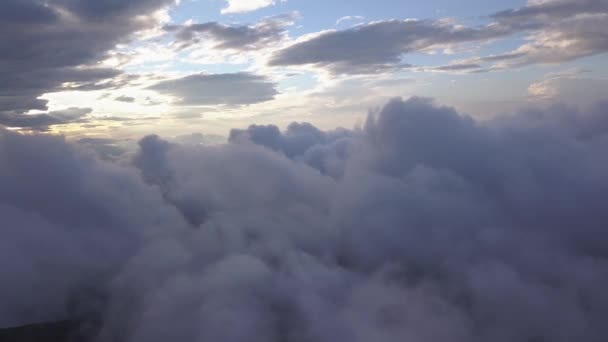 Drone létá nad mraky v ukrajinských Karpatských horách během západu slunce. Drone letí nad mraky v horách - Záběry, video