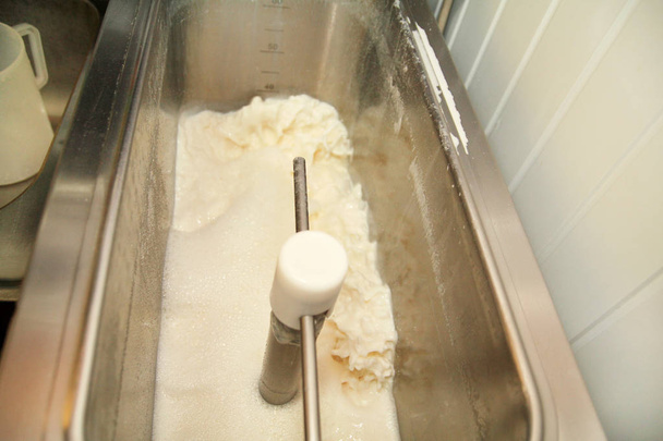 Jäätelön valmistusprosessi jäätelötehtaalla, maito ja ruoanlaitto sekoittamalla maitoa pastörointikoneessa valmistaen perustaa jäätelön tuotannolle. Teollisuuden valmistus kermainen jäätelö
. - Valokuva, kuva