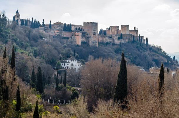 Városképet gazdagító épületnek szánták, Granada, Spanyolország déli részén, az Alhambra palotát, a háttérben - Fotó, kép