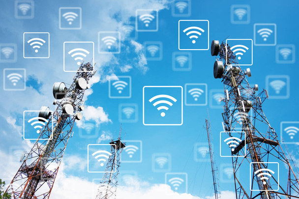 Sieci Wi-Fi na anteny na szczycie wzgórza, z tle błękitnego nieba. Technologia i komunikacja 4.0 pojęcia. - Zdjęcie, obraz