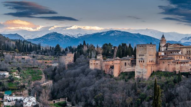 南スペイン、バック グラウンドでアルハンブラ宮殿とグラナダの町並み - 写真・画像