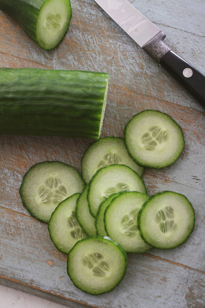 trancher le concombre de salade frais
 - Photo, image