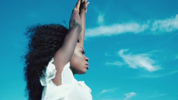 Black girl on the sea - Materiał filmowy, wideo