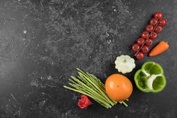Fondo alimenticio. Verduras frescas de granjero en mesa de beton oscuro. Espacio para texto
. - Foto, Imagen