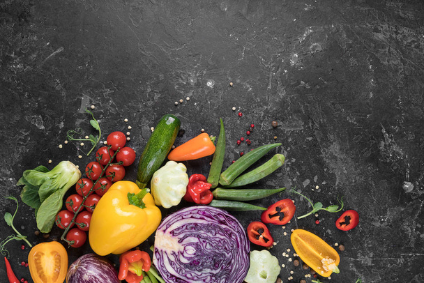食品の背景。暗い beton テーブルで新鮮な農家の野菜。テキストのためのスペース. - 写真・画像